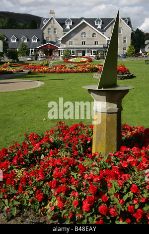 Le village de Kingussie, Scotland. Cadran solaire avec l'Kingussie jardins publics avec le duc de Gordon Hotel en arrière-plan. Banque D'Images