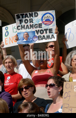 Des centaines de femmes se rassemblent sur les étapes de l'Hôtel de ville de New York pour montrer leur soutien à la candidate aux élections présidentielles, Barack Obama Banque D'Images