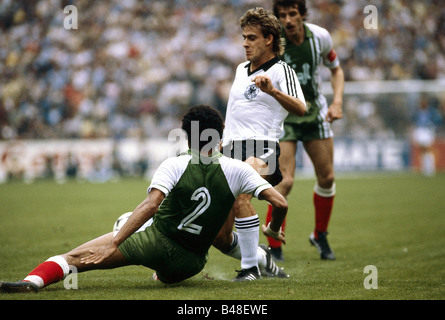 Sport / Sports, football, football, coupe du monde 1982, finale, Algérie contre l'Allemagne (2:1) à Gijon, Espagne, 16.6.1982, scène avec Pierre Littbarski, match, historique, XXe siècle, peuple, années 1980, Banque D'Images