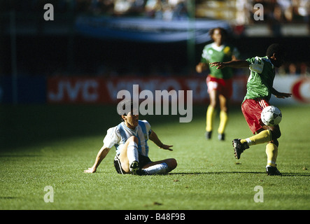 Sport / Sports, football, football, coupe du monde 1990, finale, match de groupe, Argentine contre le Cameroun, (0:1) à Milan, Italie, 8.6.1990, jeu d'ouverture, scène avec Diego Maradona, match, historique, XXe siècle, peuple, années 1990, Banque D'Images