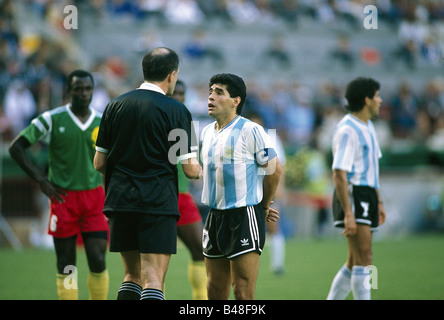 Sport / Sports, football, football, coupe du monde 1990, finale, match de groupe, Argentine contre le Cameroun, (0:1) à Milan, Italie, 8.6.1990, jeu d'ouverture, scène avec Diego Maradona et l'arbitre Michel Vautrot, match, historique, historique, XXe siècle, personnes, années 1990, Banque D'Images