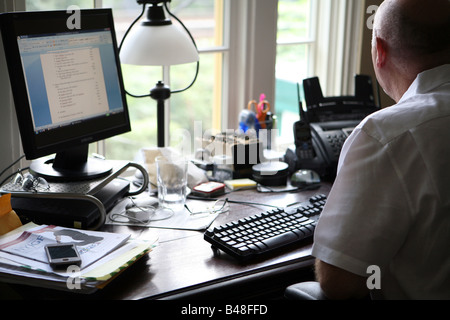 Homme travaillant dans son bureau à domicile Banque D'Images