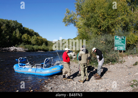 Groupe de pêcheurs se préparer à aller pêche de dérive sur la rivière Gunnison, Colorado, USA Banque D'Images