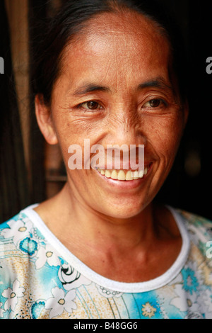 Hmong blanc de la Lung tribeswoman Dam village, province de Ha Giang, Vietnam Banque D'Images