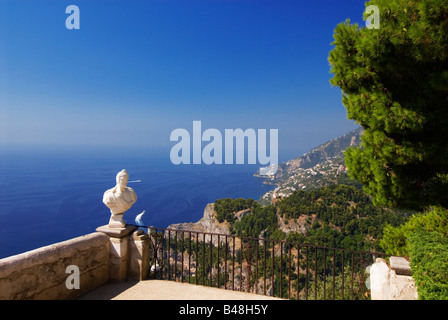 La terrasse de la Villa Cimbrone à Ravello Italie surplombant la Mer Méditerranée Banque D'Images