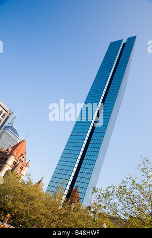 Le John Hancock Tower à Boston, Massachusetts - 60 étages de verre conçu par IM Pei. L'église Trinity est à gauche. Banque D'Images