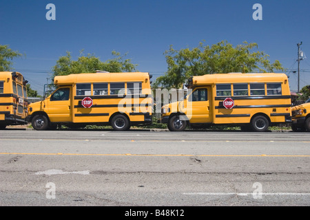 Autobus scolaire jaune garée dans la rue Banque D'Images