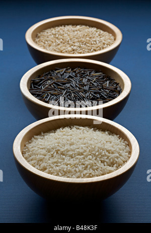 Assortiment de bols de riz blanc non cuit, le riz sauvage et le riz brun Banque D'Images