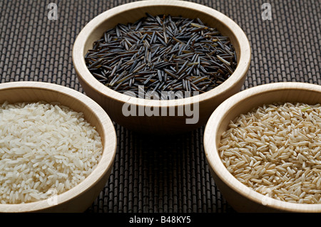 Assortiment de bols de riz blanc non cuit, le riz sauvage et le riz brun Banque D'Images