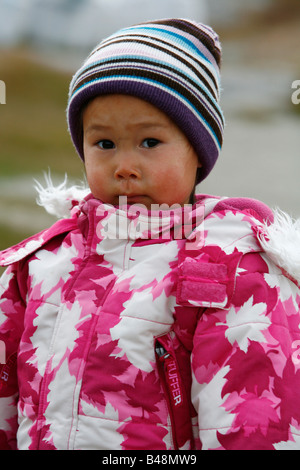 Août 2008 - Portrait d'une jeune fille dans le petit village de Groenland Itilleq Banque D'Images