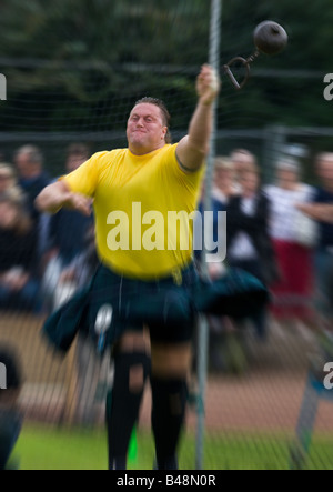 Sportsman jeter le marteau de la collecte de Cowal. Jeux écossais traditionnel qui se tient chaque année à Dunoon en Ecosse Banque D'Images