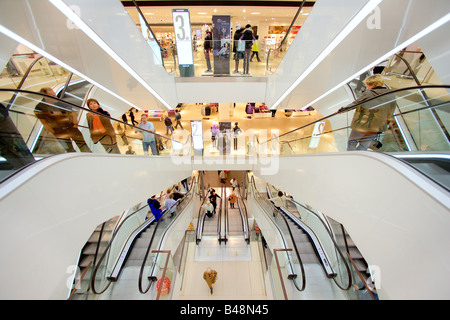 Escaliers mécaniques dans un magasin récemment rénové du Karstadt Warenhaus GmbH à Hambourg, Allemagne Banque D'Images