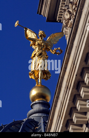 Gros plan de la statue en or de la coupole de l'Académie des beaux-arts de Dresde, Allemagne Banque D'Images