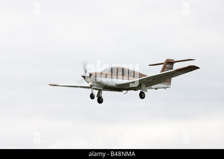 Piper PA-28RT-201T Cherokee Turbo Arrow IV G-BPBO en approche finale à la terre à l'Aérodrome de Sandtoft Banque D'Images