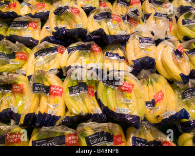 La banane à l'emballage en plastique transparent au supermarché Morrisons, Angleterre, Royaume-Uni Banque D'Images