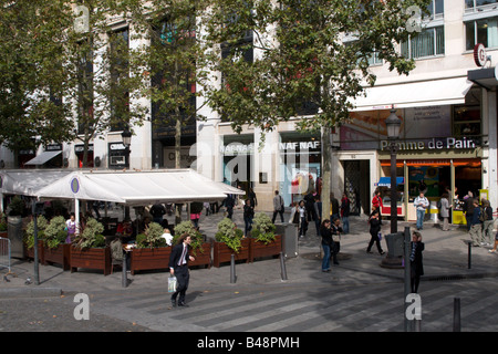 Café sur les Champs Elysées Del Banque D'Images