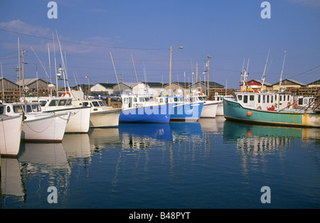 Bateaux de pêche d'attendre la marée dans un tout petit village de pêcheurs pittoresque sur la côte de l'île, l'Île du Prince Édouard. Banque D'Images