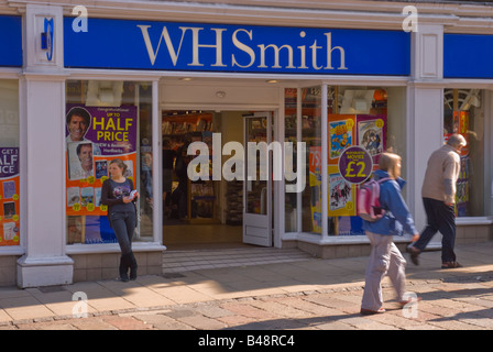 Marchand de WhSmith avec personnes marchant par dans high street, à Norwich, Norfolk, UK Banque D'Images