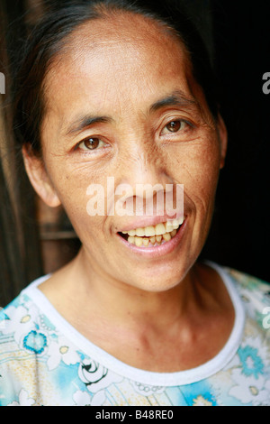 Hmong blanc de la Lung tribeswoman Dam village, province de Ha Giang, Vietnam Banque D'Images