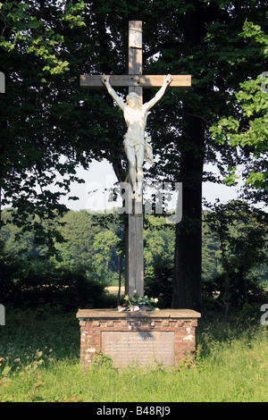 Croix du souvenir dans le bosquet d'arbres marquant la place de sépulture pour de nombreux soldats français qui sont morts dans la bataille d'Azincourt, 1415. Banque D'Images