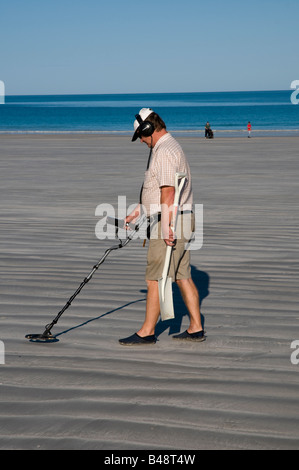 Homme avec détecteur de métal et la cosse à la recherche les objets perdus sur la plage Cable près de Broome Australie Occidentale Banque D'Images