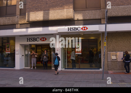 Entrée de la banque HSBC avec les gens qui sortent dans le centre-ville de Norwich, Norfolk, UK Banque D'Images