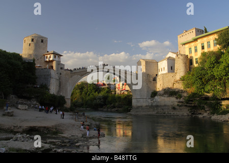 Le vieux pont de Mostar dans la soirée, la Bosnie-et-Herzégovine Banque D'Images