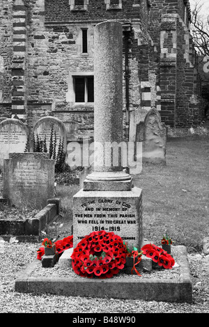 Houghton Conquest War Memorial, All Saints Church, Houghton Conquest, Bedford, Royaume-Uni. Commémorant les morts des deux guerres mondiales. Banque D'Images