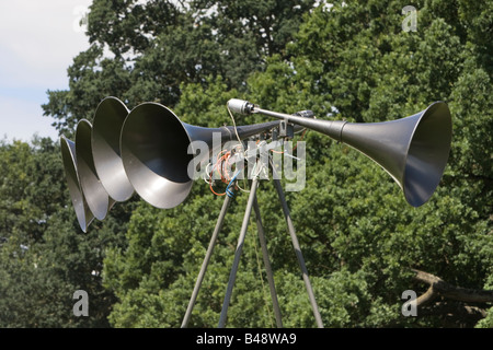 Un groupe d'adresse Public loudspeakes sur le dessus d'un stand Banque D'Images