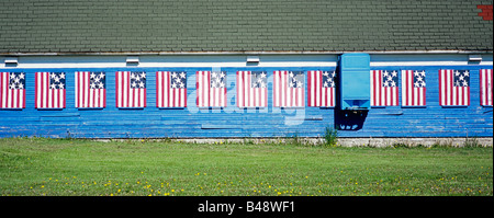 Grange avec des drapeaux américains dans le comté de porte au Wisconsin Banque D'Images