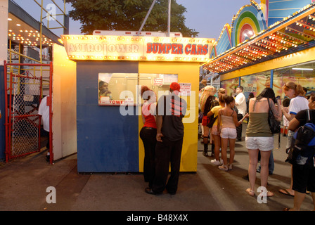 Visiteurs acheter des billets pour les voitures de butoir à Astroland dans Coney Island dans le quartier de Brooklyn New York Banque D'Images