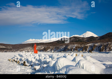 L'île d'Hokkaido au Japon Red port phare à l'Utoro village de pêcheurs sur la péninsule de Shiretoko Banque D'Images