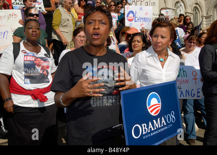 Des centaines de femmes se rassemblent sur les étapes de l'Hôtel de ville de New York pour montrer leur soutien à la candidate aux élections présidentielles, Barack Obama Banque D'Images