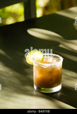 Verre à cocktail sans alcool dans un environnement tropical Banque D'Images
