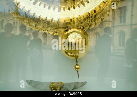 Les touristes reflétée dans la vitre de la sauterelle ou le nouveau réveil de Corpus Christi, Kings Parade, CAMBRIDGE UK Banque D'Images