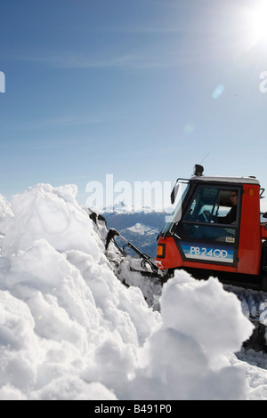 Snow cat labourant la neige pour construire un snowboard jump Banque D'Images