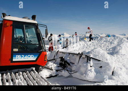 Snow cat labourant la neige pour construire un snowboard jump Banque D'Images