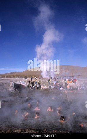 Les touristes appréciant les sources chaudes de l'El Tatio, près de San Pedro de Atacama, Chili, région II Banque D'Images