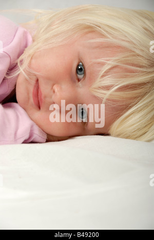 Stock photo d'un portrait d'une blonde aux yeux bleus haried enfant de trois ans Banque D'Images