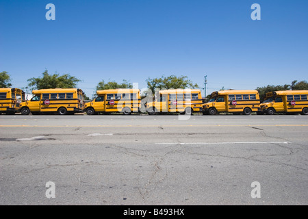 Autobus scolaire jaune garée dans la rue Banque D'Images