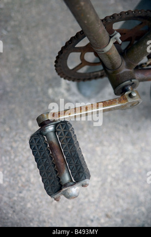 De pédale d'un vieux vélo abandonné.