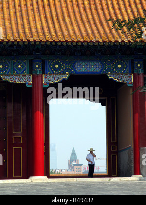 Un homme dans la Cité Interdite Palais dans Beijing, Chine Asie Banque D'Images