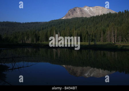 Lassen peak reflète dans hat lake Banque D'Images