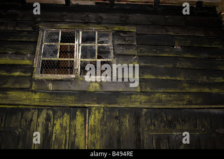 Fenêtre cassée dans un vieux bâtiment abandonné désaffecté Banque D'Images