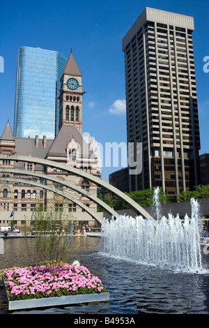 Vue de l'Ancien hôtel de ville de Toronto et la fontaine de Nathan Phillips Square, Toronto, Ontario, Canada Banque D'Images