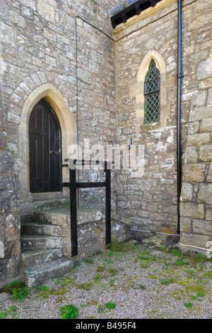 La porte arrière de St Jean le Baptiste, dans le village de Leusdon au sein du Parc National de Dartmoor en Angleterre Banque D'Images