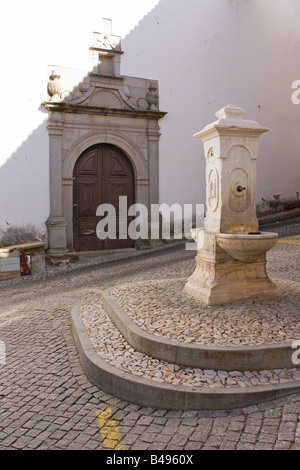 Misericordia fontaine en face de la Misericordia Consistorio de la vieille église de la ville de Portalegre, Portugal. Banque D'Images