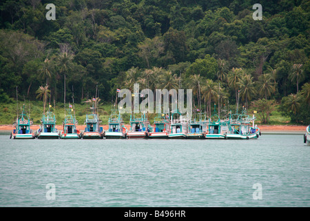 Bateaux de pêche thaïlandais à Koh Chang island Banque D'Images