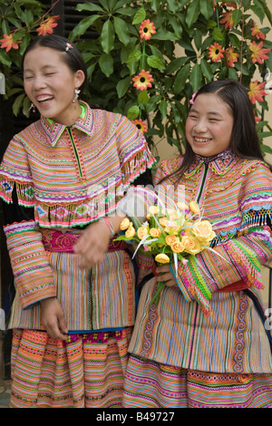 Flower Hmong Girls Laughing Banque D'Images