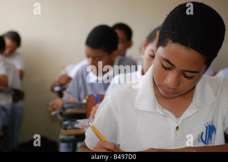 Un groupe d'étudiants a terminé leurs examens de l'école secondaire, dans la ville de Santo Domingo, République dominicaine. Banque D'Images